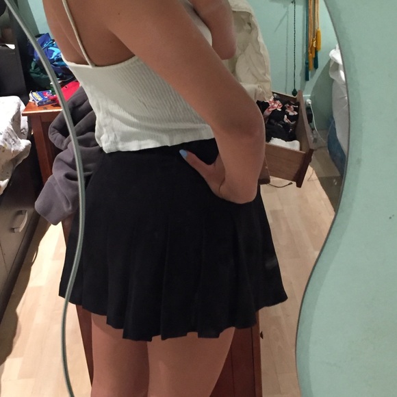 BLACK PLEATED SKIRT - Picture 3 of 4